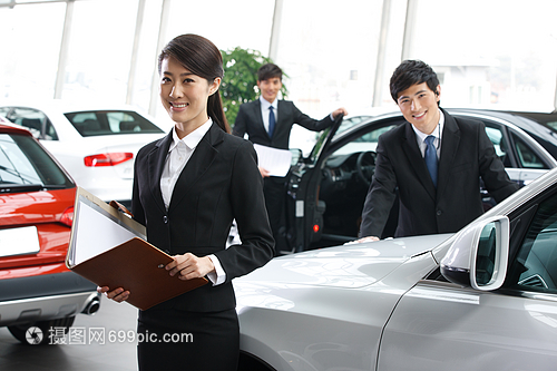 奢華青年女性汽車銷售人員的著裝之道 專業(yè)與優(yōu)雅的完美融合